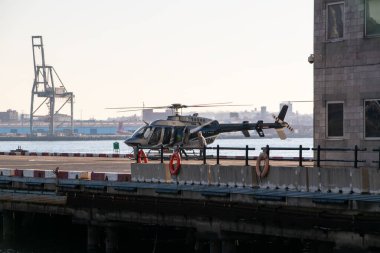 Finans bölgesinde helikopter, New York 'ta helikopter kiralama, Manhattan, NYC, New York, ABD' de uçmaya hazır helikopter.