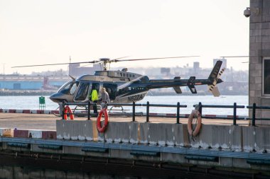 Finans bölgesinde helikopter, New York 'ta helikopter kiralama, Manhattan, NYC, New York, ABD' de uçmaya hazır helikopter.