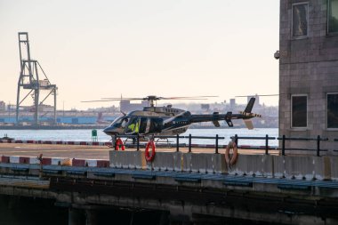 Finans bölgesinde helikopter, New York 'ta helikopter kiralama, Manhattan, NYC, New York, ABD' de uçmaya hazır helikopter.