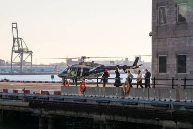 Finans bölgesinde helikopter, New York 'ta helikopter kiralama, Manhattan, NYC, New York, ABD' de uçmaya hazır helikopter.