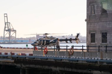 Finans bölgesinde helikopter, New York 'ta helikopter kiralama, Manhattan, NYC, New York, ABD' de uçmaya hazır helikopter.
