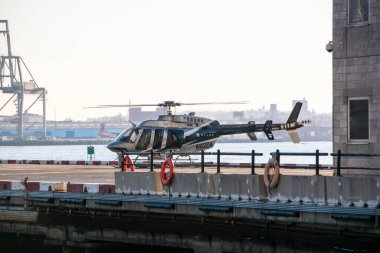 Finans bölgesinde helikopter, New York 'ta helikopter kiralama, Manhattan, NYC, New York, ABD' de uçmaya hazır helikopter.