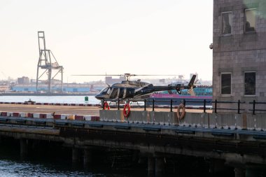 Finans bölgesinde helikopter, New York 'ta helikopter kiralama, Manhattan, NYC, New York, ABD' de uçmaya hazır helikopter.