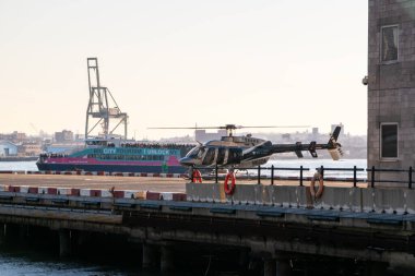 Finans bölgesinde helikopter, New York 'ta helikopter kiralama, Manhattan, NYC, New York, ABD' de uçmaya hazır helikopter.
