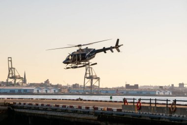 ABD Donanması Sikorsky S-70 helikopteri Manhattan, NYC, New York üzerinde uçuyor, ABD