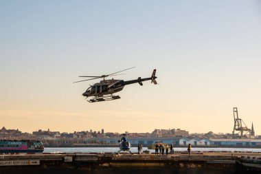 Finans bölgesinde helikopter, New York 'ta helikopter kiralama, Manhattan, NYC, New York, ABD' de uçmaya hazır helikopter.