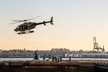 Finans bölgesinde helikopter, New York 'ta helikopter kiralama, Manhattan, NYC, New York, ABD' de uçmaya hazır helikopter.