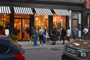 Oxford caddesindeki insanlar, New York City muhabirlik fotoğrafçılığı, sokaktaki insanlar, modern şehir manzarası, Manhattan, NYC, New York, ABD
