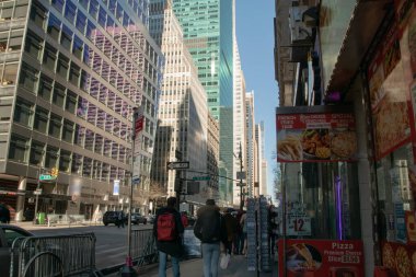 Manhattan sokak manzaralı gökdelenler, New York, New York, ABD