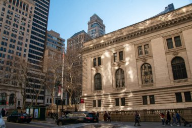 Manhattan şehir merkezindeki New York Halk Kütüphanesi binasının manzarası. ABD.