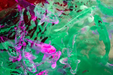 Sulu boya lekeleri ve siyah arkaplanda boya lekeleri olan soyut arkaplan