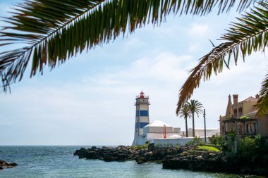 Portekiz, Cascais 'deki Atlantik Okyanusu kıyısındaki deniz feneri.