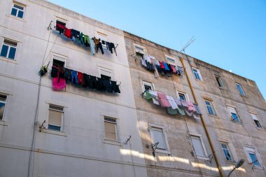 Lizbon, Portekiz 'de bir binanın duvarında çamaşırhane asılı.