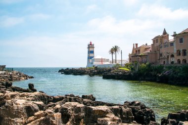 Portekiz, Cascais 'deki Atlantik Okyanusu kıyısındaki deniz feneri.