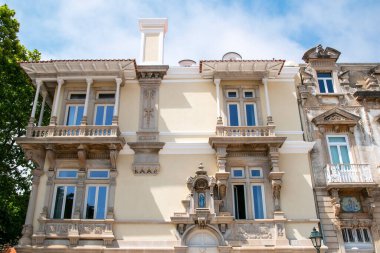 Portekiz 'in Cascais şehrinde güzel bir bina.