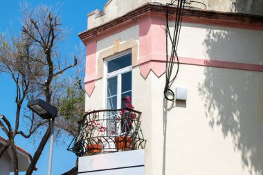 Evin ön cephesinde saksıları olan bir balkon..