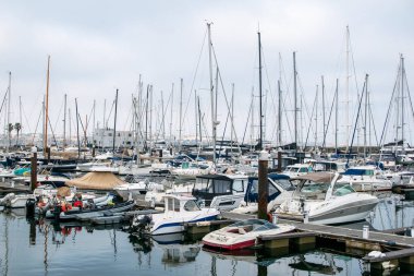 Portekiz 'in Oeiras limanında tekne ve yatlar