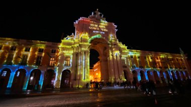 Lizbon 'daki ticaret meydanı (Praca do Comercio), Portekiz' in gece aydınlığı