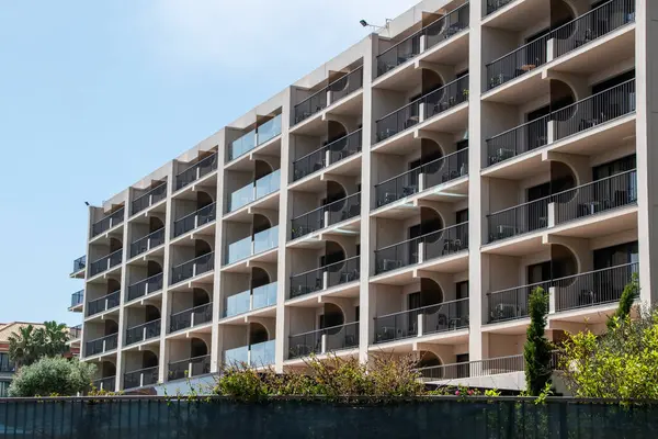 Portekiz 'in Cascais şehrindeki modern apartmanlar