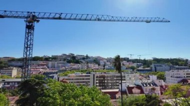 Lizbon, Portekiz 'in tarihi merkezinin arka planına karşı inşaat vinci