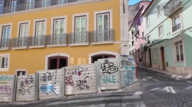 Lizbon 'un Portekiz' deki tarihi merkezinin dar sokakları.