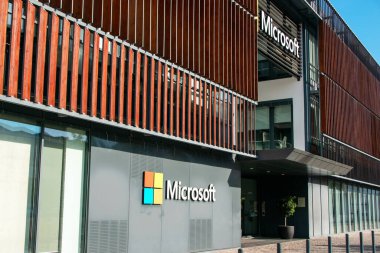 Microsoft şirket ofisinin logosu ve metin imzası