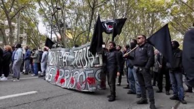 Güçlü bir gösteride, binlerce insan polis şiddeti ve ırkçılığını protesto etmek için Lisbons merkezinde toplandı. Portekiz, 26 Ekim 2024