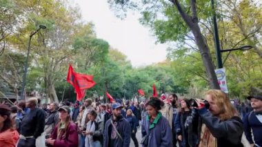 Lizbon şehir merkezinde binlerce insan ırkçı ayrımcılığa ve polis şiddetine karşı protesto yürüyüşü yaptı. Portekiz, 26 Ekim 2024