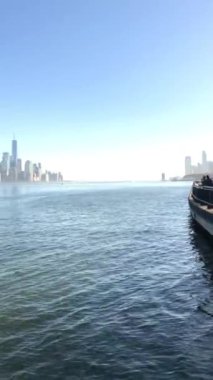 Manhattan 'ın ufuk çizgisi kıyıdan görüldüğü gibi.