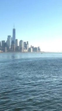 Manhattan 'ın ufuk çizgisine rıhtım bölgesinden bir bakış..