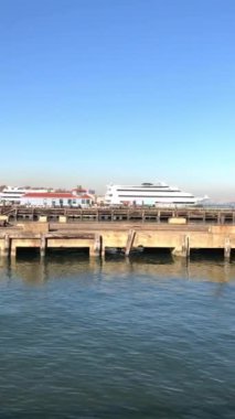 Manhattan manzarası nehir kıyısından ufuk çizgisi.