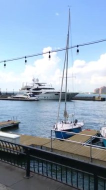 Manhattan finans bölgesi, New York, çeşitli tekneleri olan bir liman.