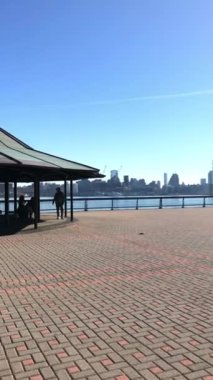 Sahilden Manhattan siluetine bir bakış açısı.