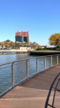 Manhattan silueti rıhtımdan görüldüğü gibi