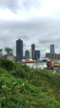 Manhattan ufuk çizgisine bakan bir rıhtım manzarası.