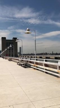 Manhattan silueti rıhtımdan görüldüğü gibi.