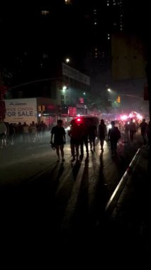 New York 'un canlı şehir ışıkları altında, yayalar ve arabalarla dolu, Manhattan Caddesi' nin hareketli bir sahnesi, NYC, ABD