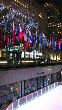 İnsanlar Rockefeller Center yakınlarındaki buz pateni pistinde buz pateni yapıyorlar. Manhattan modern şehir manzarası NYC, New York, ABD, 7 Aralık 2023 