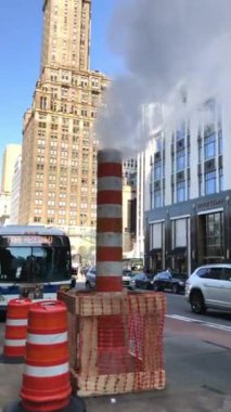 New York 'un sokakları, özellikle Manhattan' da modern araba ve yayalarla dolup taşıyor..