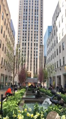 Rockefeller Center 'ın yakınındaki kalabalık Manhattan, New York City, New York, ABD.