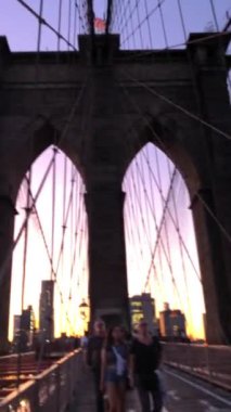 Brooklyn Köprüsü ve Manhattan sokaklarının yeniden çekilme görüntüleri New York City, New York, ABD 'nin modern şehir manzarasını vurguluyor..