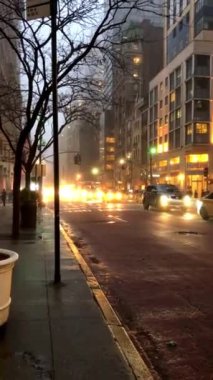 New York sokakları insanlarla ve arabalarla dolup taşıyor. Manhattan, New York 'un modern şehir manzarasını vurguluyorlar..