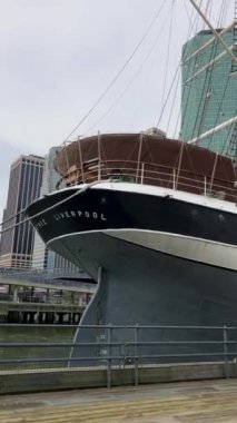 Manhattan 'ın finans bölgesinde rıhtım boyunca uzanan büyük bir gemi müzesi..