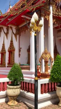 Tayland 'da sakin bir Budist tapınağı. Karmaşık mimari, canlı renkler ve insanların iç huzur ve maneviyatlarıyla yeniden bağlantı kurabilecekleri sakin bir atmosfer. Phuket, Tayland, 9 Mayıs 2018