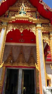 Özenle hazırlanmış tasarımı, canlı renkleri ve dingin manzaraları olan sakin bir Tayland Budist tapınağı iç huzuru ve ruhsal bağlantıyı arayanlar için sığınak sağlıyor. Phuket, Tayland, 9 Mayıs 2018