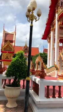 Tayland 'da huzurlu bir Budist tapınağı. Detaylı mimari, canlı renkler ve sakin bir çevreye sahip. Ziyaretçilere iç huzur ve maneviyatla bağlantı kurabilecekleri bir yer sunuyor. Phuket, Tayland, 9 Mayıs 2018