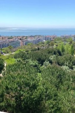 Oerias 'taki Parque dos Poetas' ın yüksek noktasından şehrin panoramik manzarası, Şair Parkı, Lizbon, Portekiz, 29 Mayıs 2023