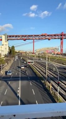 Ponte 25 de Abril Köprüsü metal yapısı, modern mimari, Lizbon, Portekiz, 29 Ocak 2023