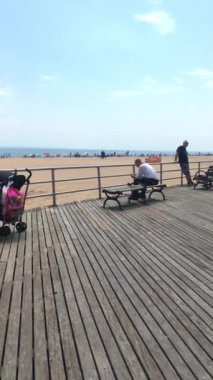 Brighton Plajı güneşli bir günde, New York, ABD, 12 Eylül 2023