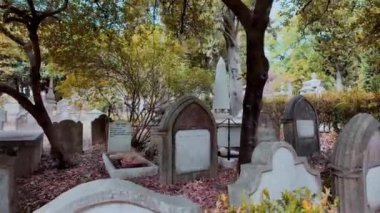 Gözlerden uzak bir yerdeki mezar taşları, Lizbon, Portekiz